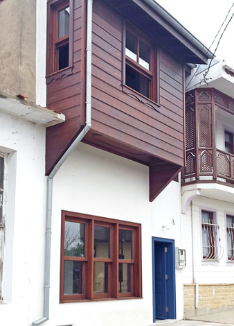 Mavi Kapılı Ev